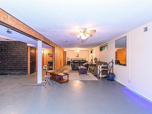 8005 Queen St, Crofton, BC - Indoor Photo Showing Other Room