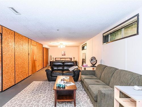8005 Queen St, Crofton, BC - Indoor Photo Showing Living Room