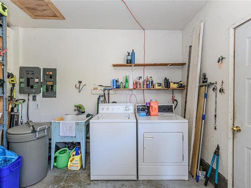 8005 Queen St, Crofton, BC - Indoor Photo Showing Laundry Room