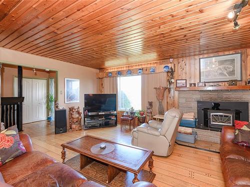 8005 Queen St, Crofton, BC - Indoor Photo Showing Living Room With Fireplace