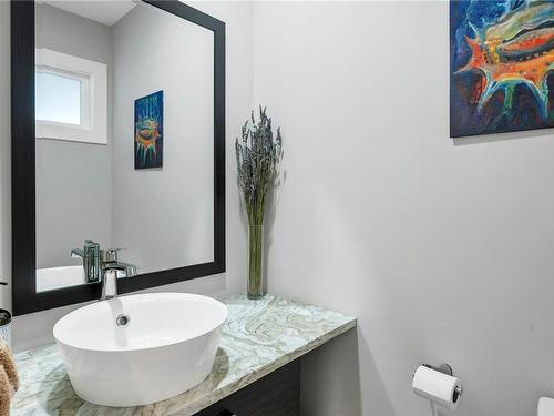 595 Galerno Rd, Campbell River, BC - Indoor Photo Showing Bathroom