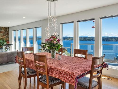 595 Galerno Rd, Campbell River, BC - Indoor Photo Showing Dining Room