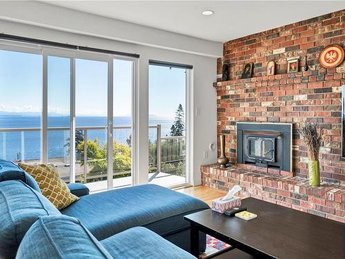 595 Galerno Rd, Campbell River, BC - Indoor With Fireplace