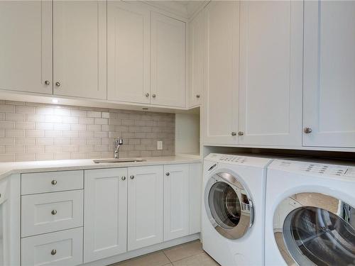 2990 Beach Dr, Oak Bay, BC - Indoor Photo Showing Laundry Room