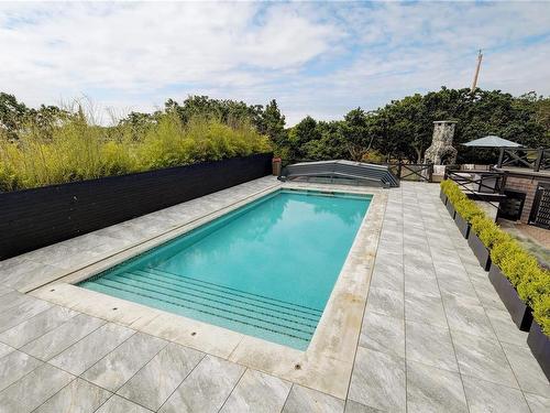 2990 Beach Dr, Oak Bay, BC - Outdoor With In Ground Pool