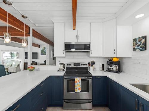 331 Edgeware Rd, Quadra Island, BC - Indoor Photo Showing Kitchen