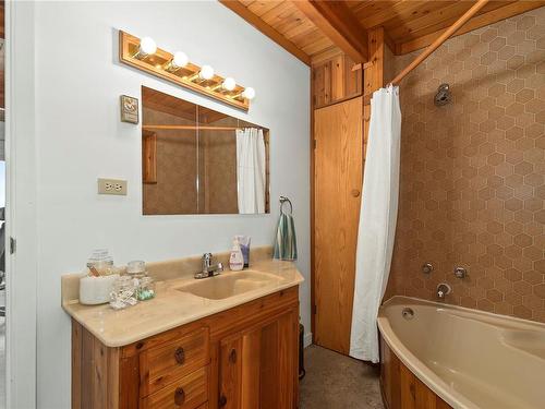 331 Edgeware Rd, Quadra Island, BC - Indoor Photo Showing Bathroom