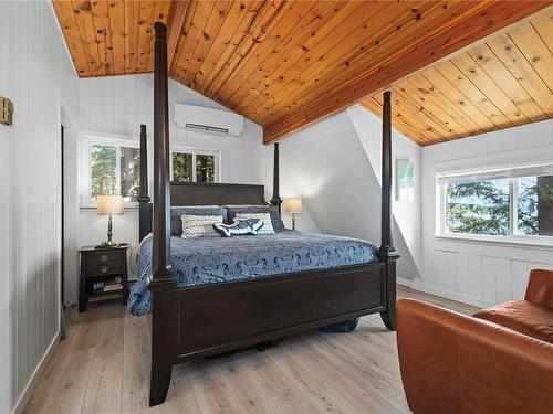 331 Edgeware Rd, Quadra Island, BC - Indoor Photo Showing Bedroom