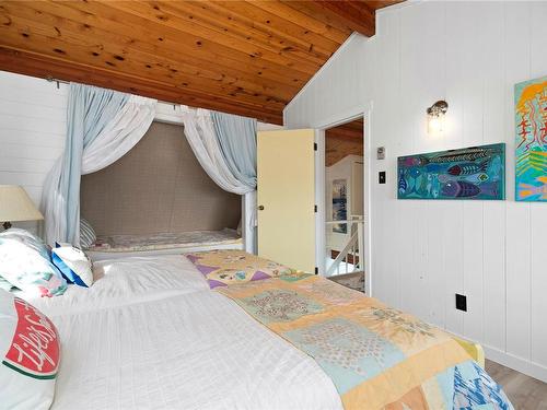 331 Edgeware Rd, Quadra Island, BC - Indoor Photo Showing Bedroom