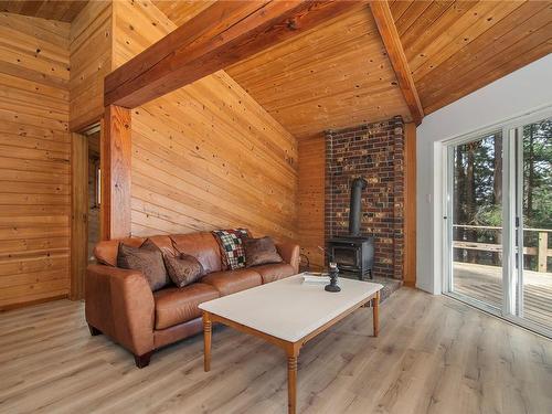 331 Edgeware Rd, Quadra Island, BC - Indoor Photo Showing Living Room With Fireplace