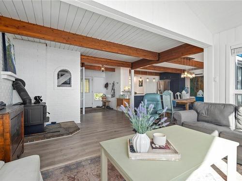 331 Edgeware Rd, Quadra Island, BC - Indoor Photo Showing Living Room