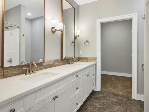 953 Holm Rd, Campbell River, BC - Indoor Photo Showing Bathroom