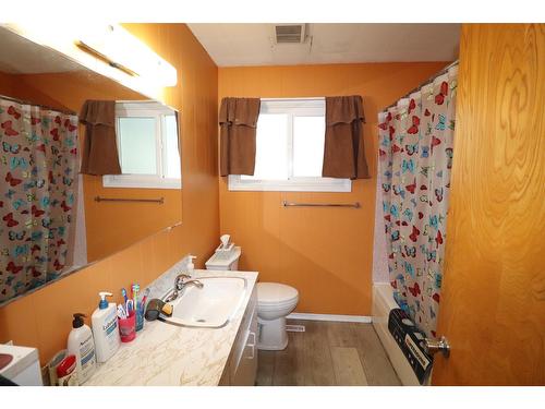 407 9Th Avenue, Castlegar, BC - Indoor Photo Showing Bathroom
