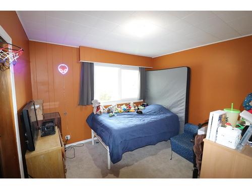 407 9Th Avenue, Castlegar, BC - Indoor Photo Showing Bedroom