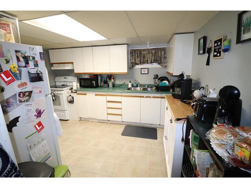 407 9Th Avenue, Castlegar, BC - Indoor Photo Showing Kitchen