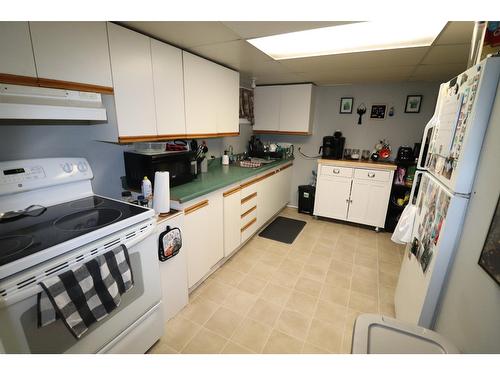 407 9Th Avenue, Castlegar, BC - Indoor Photo Showing Kitchen