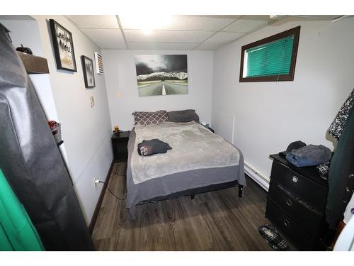 407 9Th Avenue, Castlegar, BC - Indoor Photo Showing Bedroom