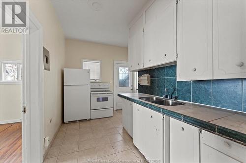 11 Raleigh Street, Chatham, ON - Indoor Photo Showing Kitchen With Double Sink