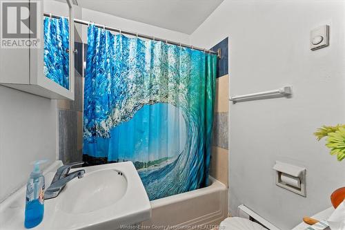 11 Raleigh Street, Chatham, ON - Indoor Photo Showing Bathroom