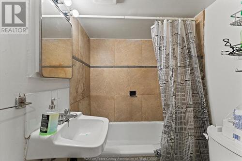 11 Raleigh Street, Chatham, ON - Indoor Photo Showing Bathroom