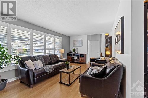 11 West Herrington Court, Ottawa, ON - Indoor Photo Showing Living Room