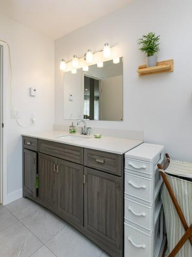 1142 Larch Avenue, Sicamous, BC - Indoor Photo Showing Bathroom