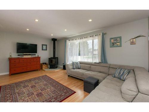 1142 Larch Avenue, Sicamous, BC - Indoor Photo Showing Living Room