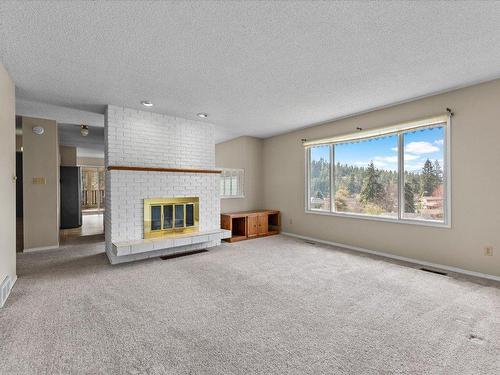 1276 Rio Drive, Kelowna, BC - Indoor Photo Showing Living Room With Fireplace