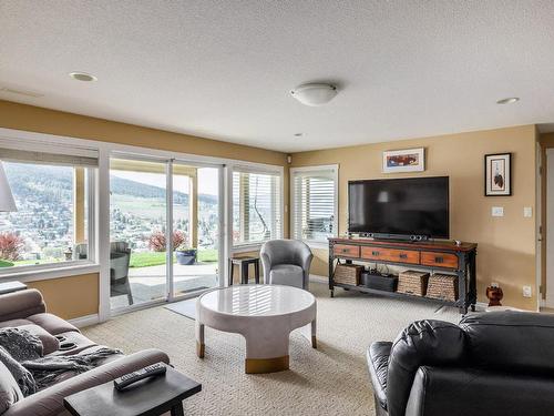 558 Middleton Way, Coldstream, BC - Indoor Photo Showing Living Room