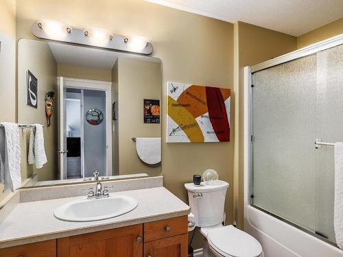 558 Middleton Way, Coldstream, BC - Indoor Photo Showing Bathroom