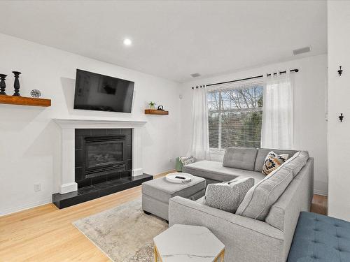 3283 Deer Ridge Court, West Kelowna, BC - Indoor Photo Showing Living Room With Fireplace