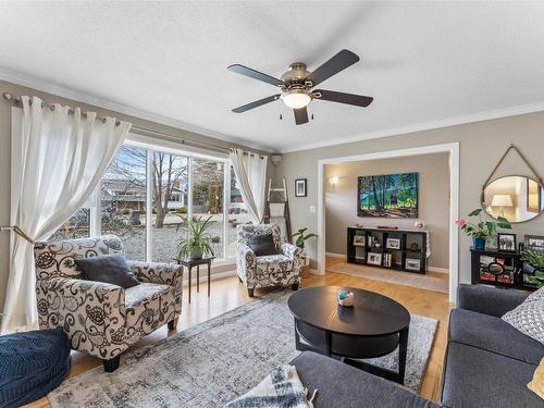 1080 Kelly Road, Kelowna, BC - Indoor Photo Showing Living Room