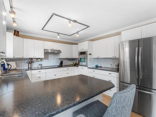 1080 Kelly Road, Kelowna, BC - Indoor Photo Showing Kitchen With Stainless Steel Kitchen With Upgraded Kitchen