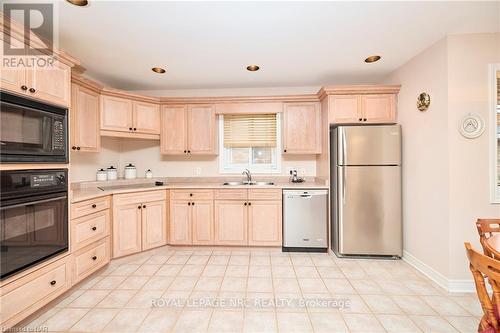 87 Sandra Dr, Pelham, ON - Indoor Photo Showing Kitchen With Double Sink