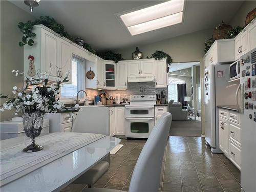 6 Cadham Bay, Portage La Prairie, MB - Indoor Photo Showing Kitchen