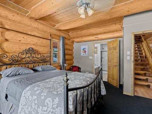 4890 Pine Ridge Way, Kamloops, BC - Indoor Photo Showing Bedroom