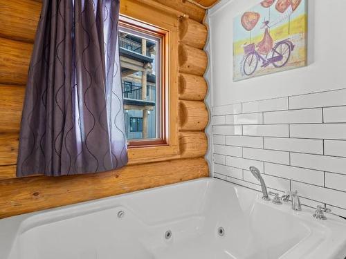 4890 Pine Ridge Way, Kamloops, BC - Indoor Photo Showing Bathroom