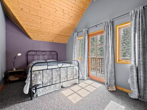 4890 Pine Ridge Way, Kamloops, BC - Indoor Photo Showing Bedroom