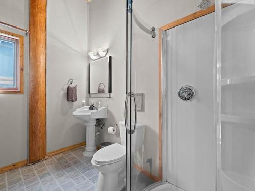 4890 Pine Ridge Way, Kamloops, BC - Indoor Photo Showing Bathroom