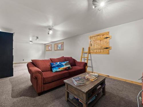 4890 Pine Ridge Way, Kamloops, BC - Indoor Photo Showing Living Room