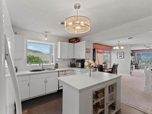 1555 Southview Terrace, Kamloops, BC - Indoor Photo Showing Kitchen