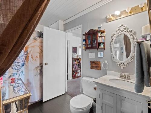 1555 Southview Terrace, Kamloops, BC - Indoor Photo Showing Bathroom