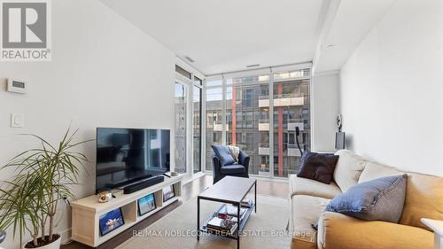 #919 -576 Front St, Toronto, ON - Indoor Photo Showing Living Room