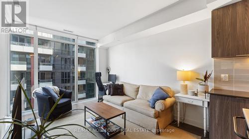 #919 -576 Front St, Toronto, ON - Indoor Photo Showing Living Room