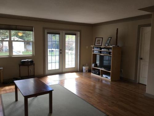 889 Elder Road, Kamloops, BC - Indoor Photo Showing Living Room