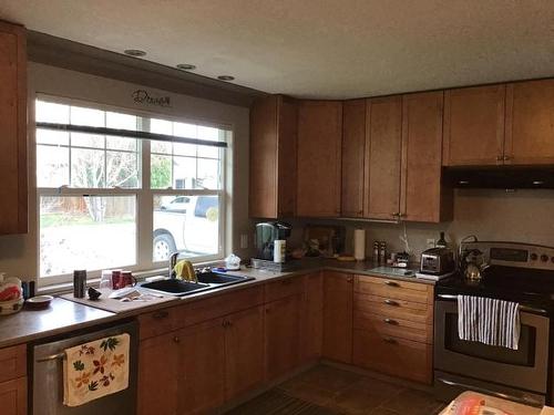 889 Elder Road, Kamloops, BC - Indoor Photo Showing Kitchen With Double Sink
