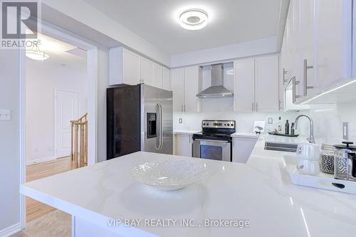 66 Dovetail Dr, Richmond Hill, ON - Indoor Photo Showing Kitchen