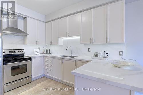 66 Dovetail Dr, Richmond Hill, ON - Indoor Photo Showing Kitchen With Double Sink