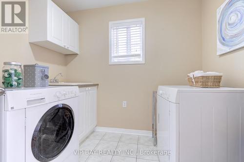 66 Dovetail Dr, Richmond Hill, ON - Indoor Photo Showing Laundry Room