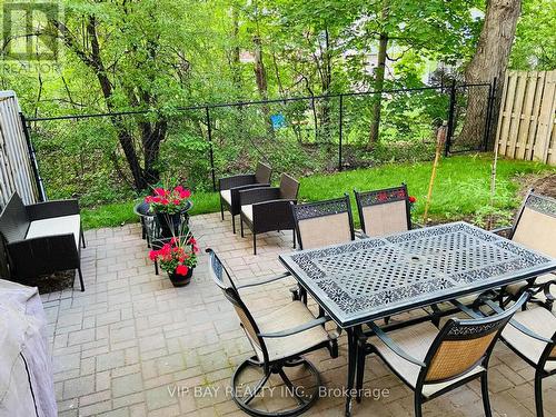 66 Dovetail Dr, Richmond Hill, ON - Outdoor With Deck Patio Veranda